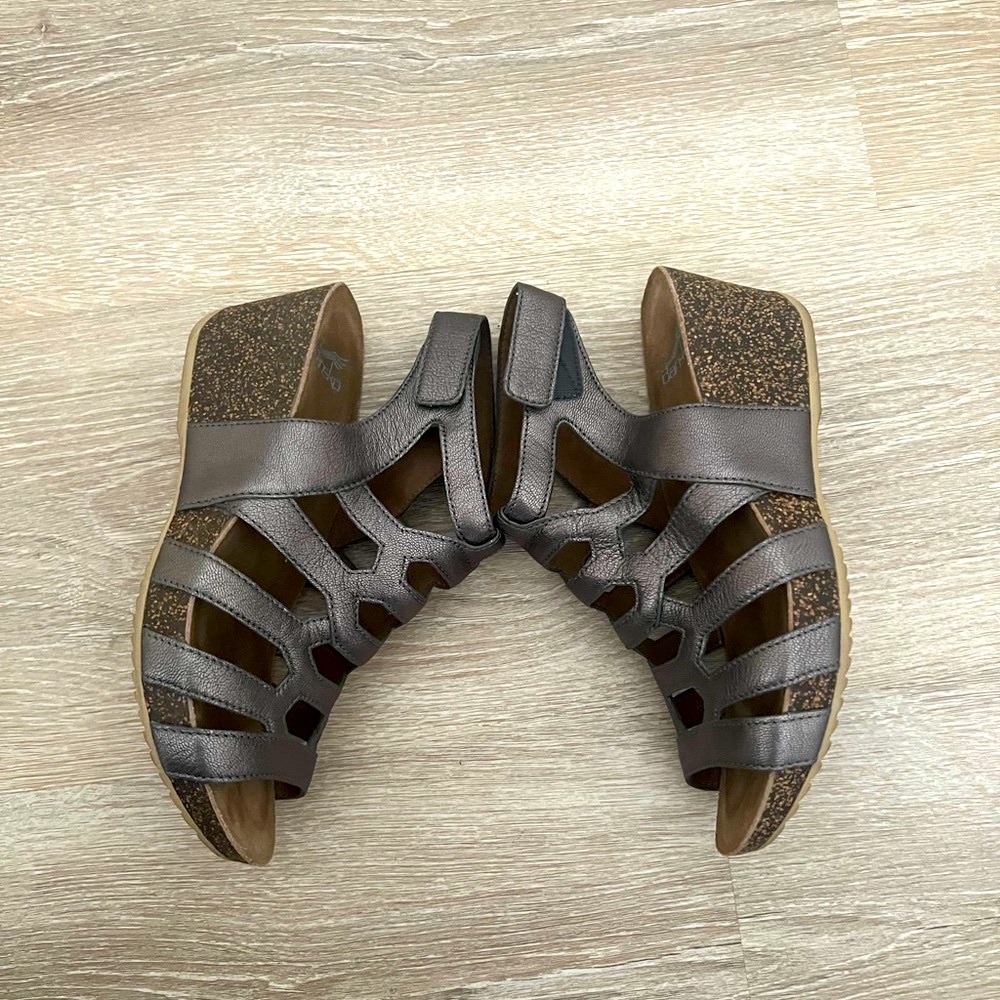 ✅DANSKO ,leather ,Pewter Metallic color Sandel shoes with adjustable strap - Picture 3 of 11